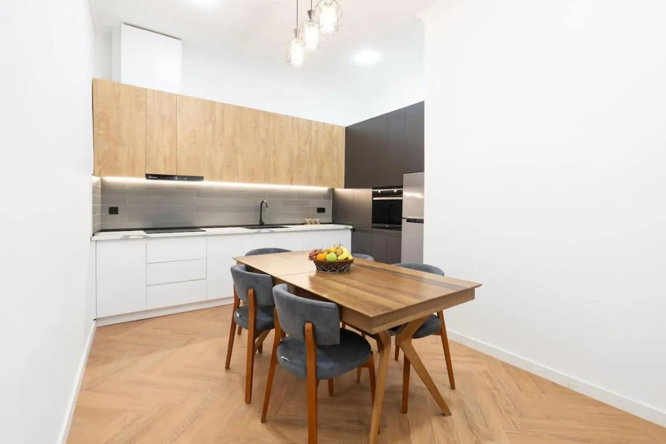 Dom wakacyjny Chic And Modern 4 Bedroom Home In Central Tbilisi