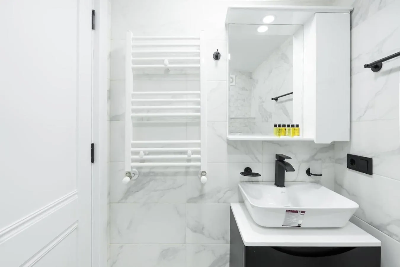 Dom wakacyjny Chic And Modern 4 Bedroom Home In Central Tbilisi Gruzja